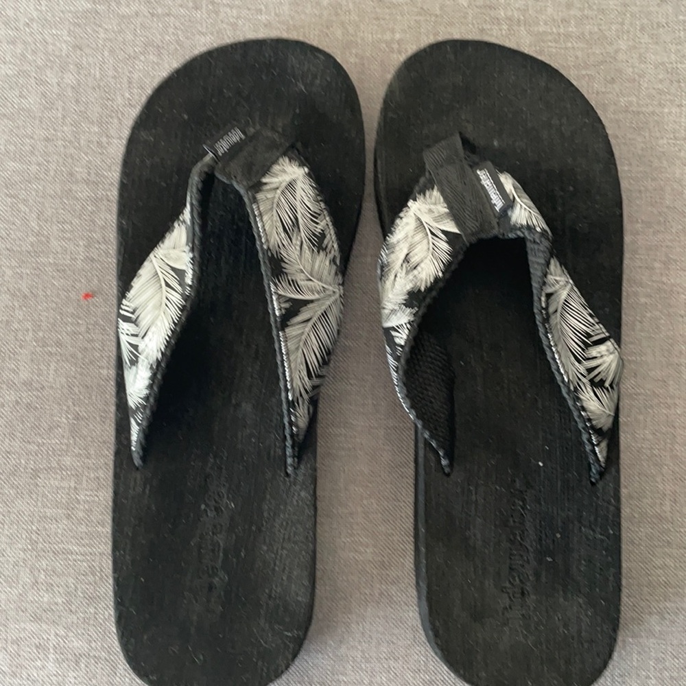 New without tags palm tree print flip flops size 8